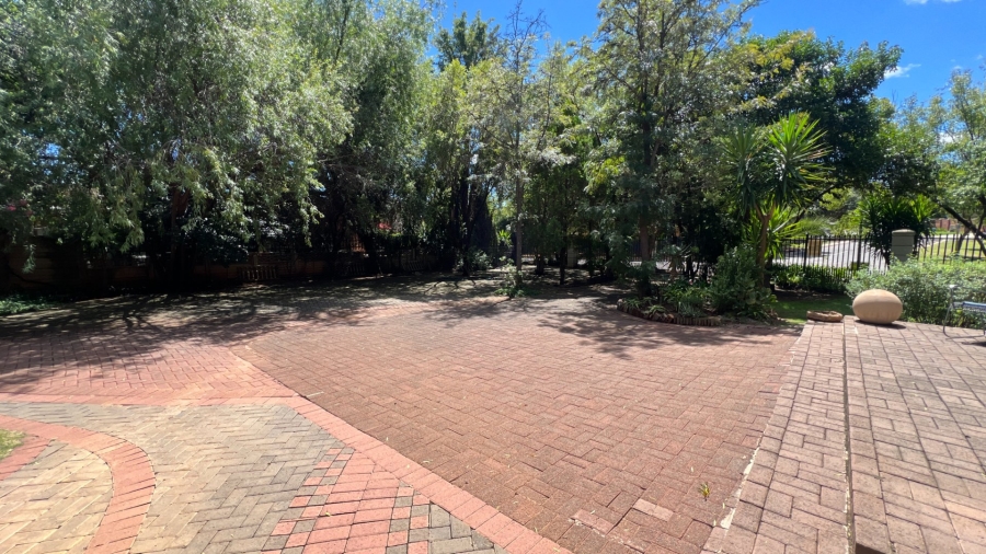 5 Bedroom Property for Sale in Langenhovenpark Free State